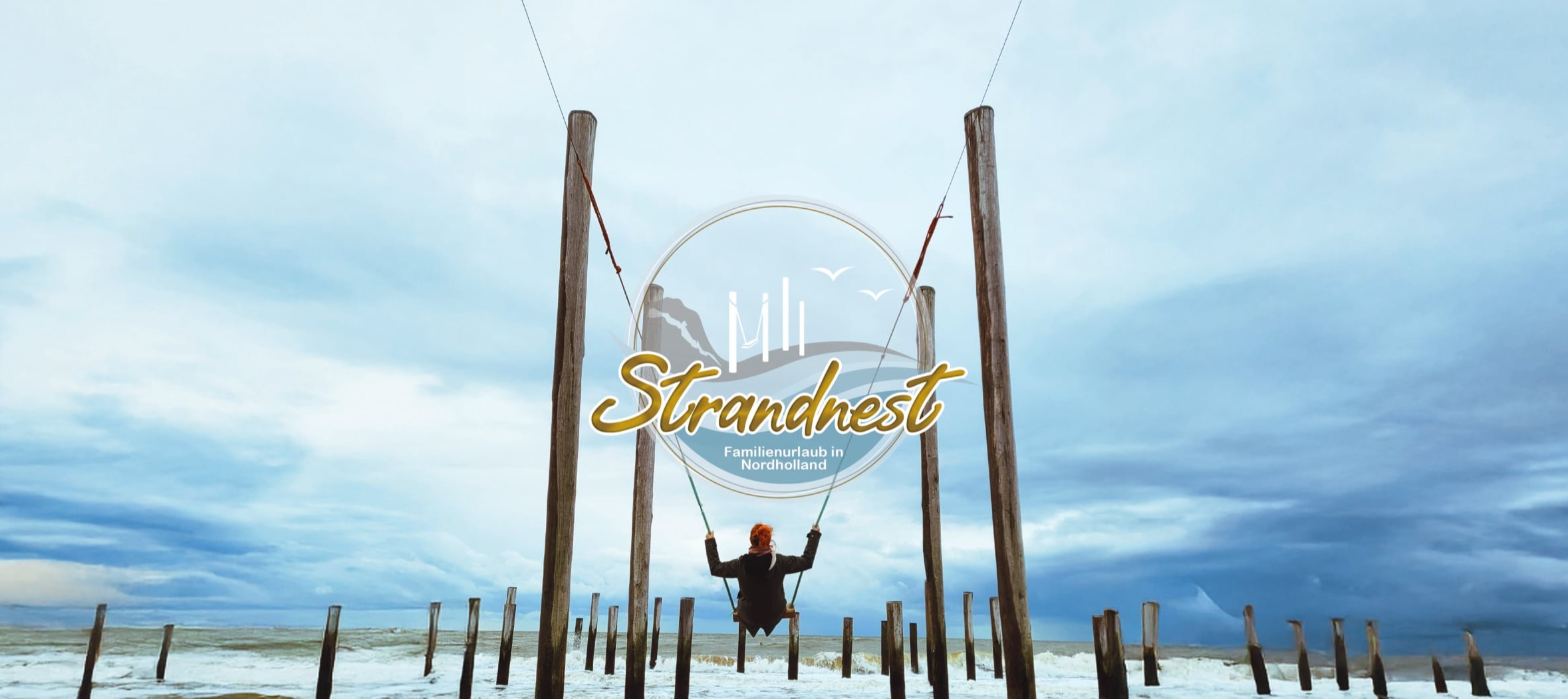 Logo auf Standaufgang in Nachmittagssonne